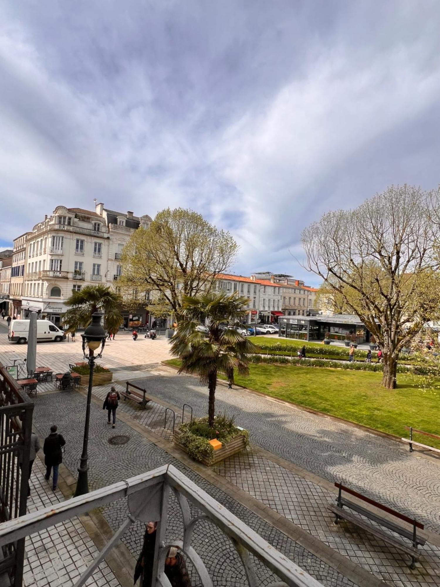 La Colbertine - Charming Apartment In Place Colbert Rochefort  Kültér fotó